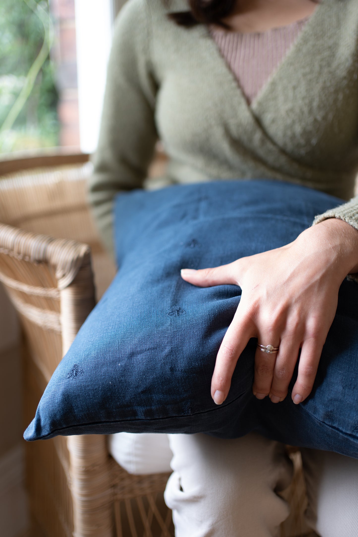 MASON BEE LINEN CUSHION NAVY 60x60