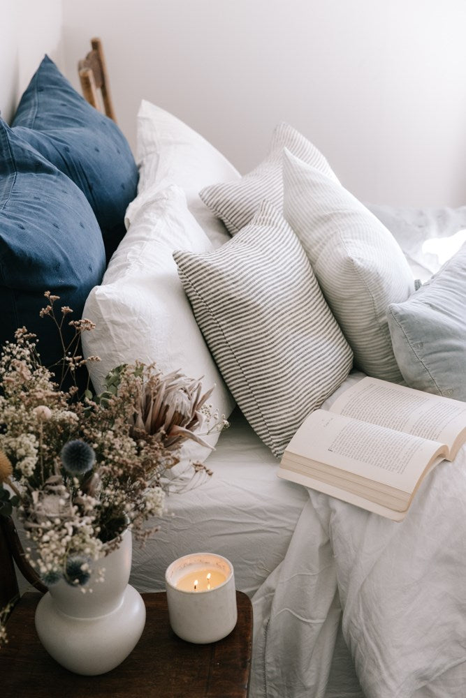 MASON BEE LINEN CUSHION NAVY 60x60