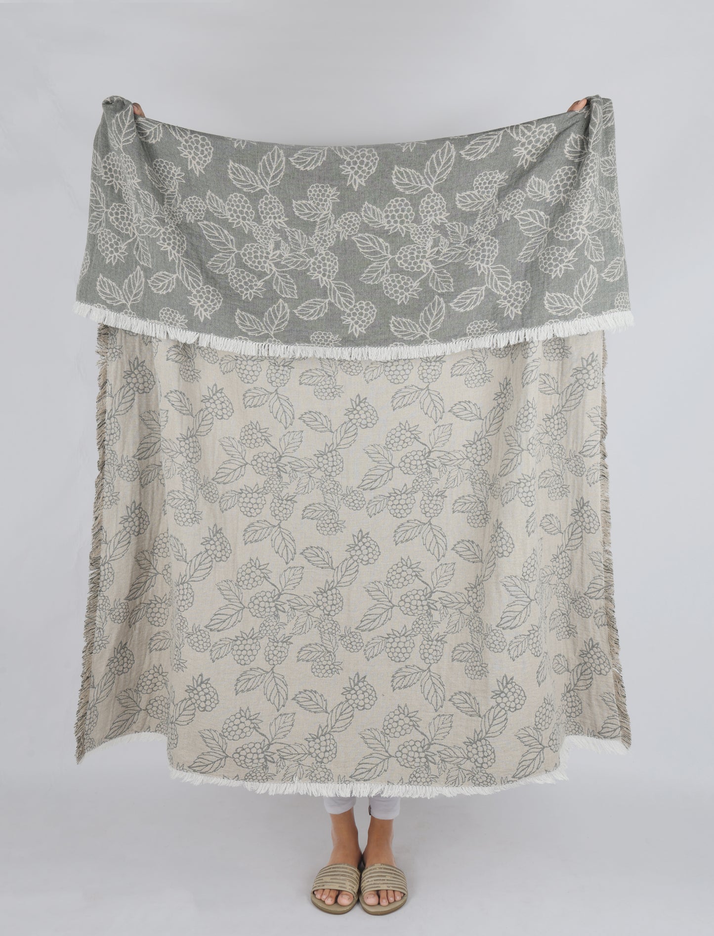 BERRY JACQUARD THROW OLIVE