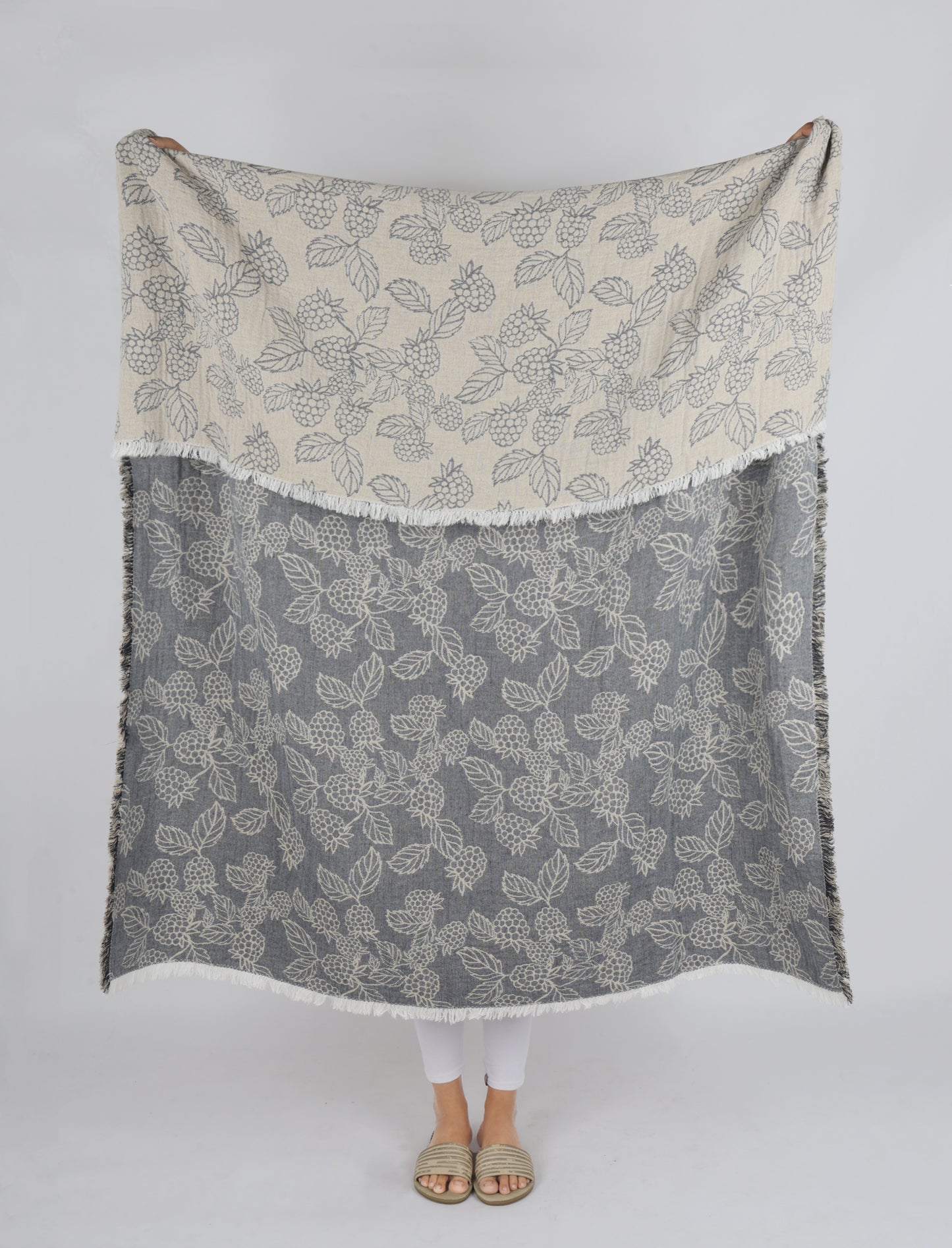 BERRY JACQUARD THROW BLUE