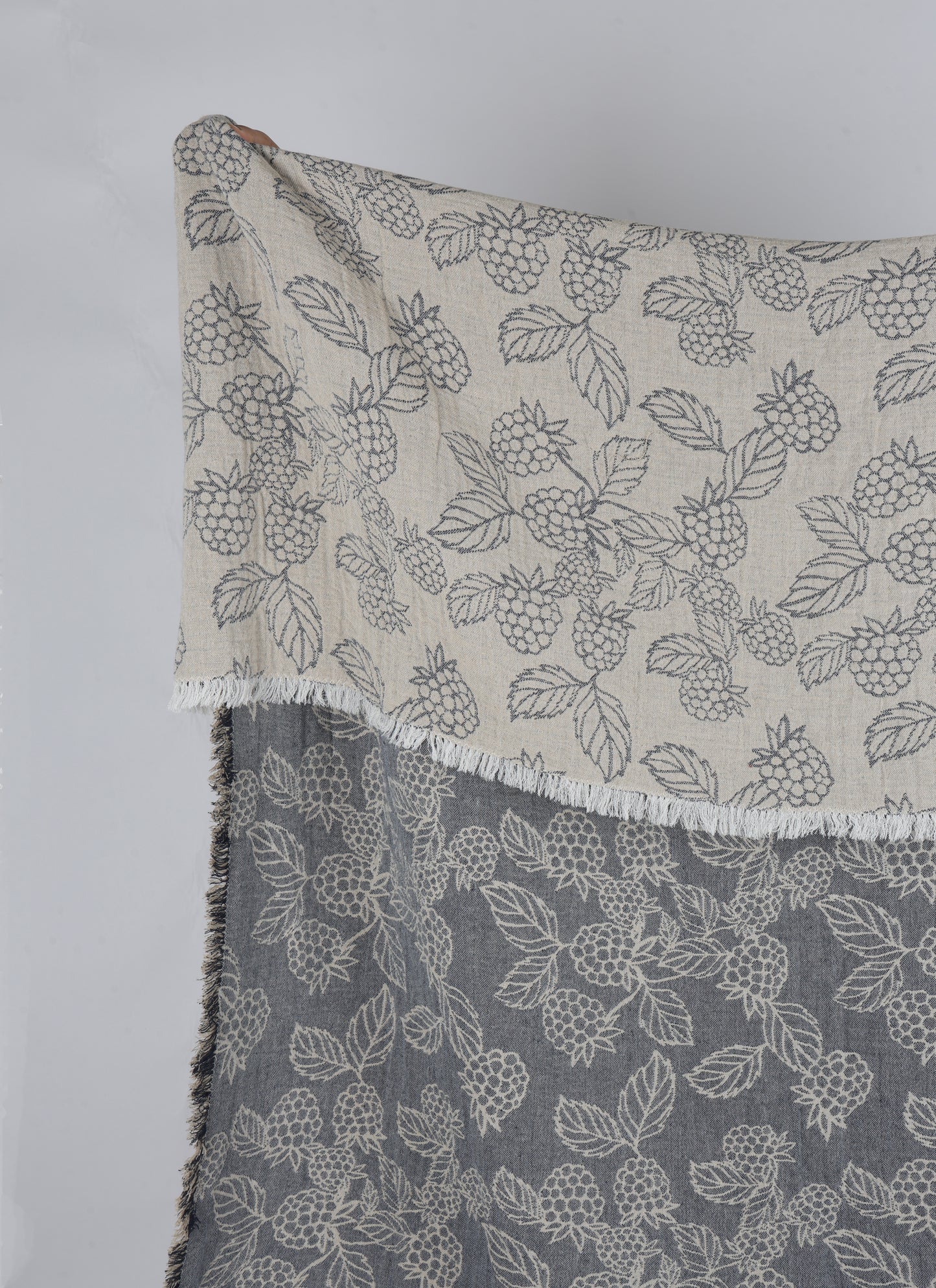 BERRY JACQUARD THROW BLUE
