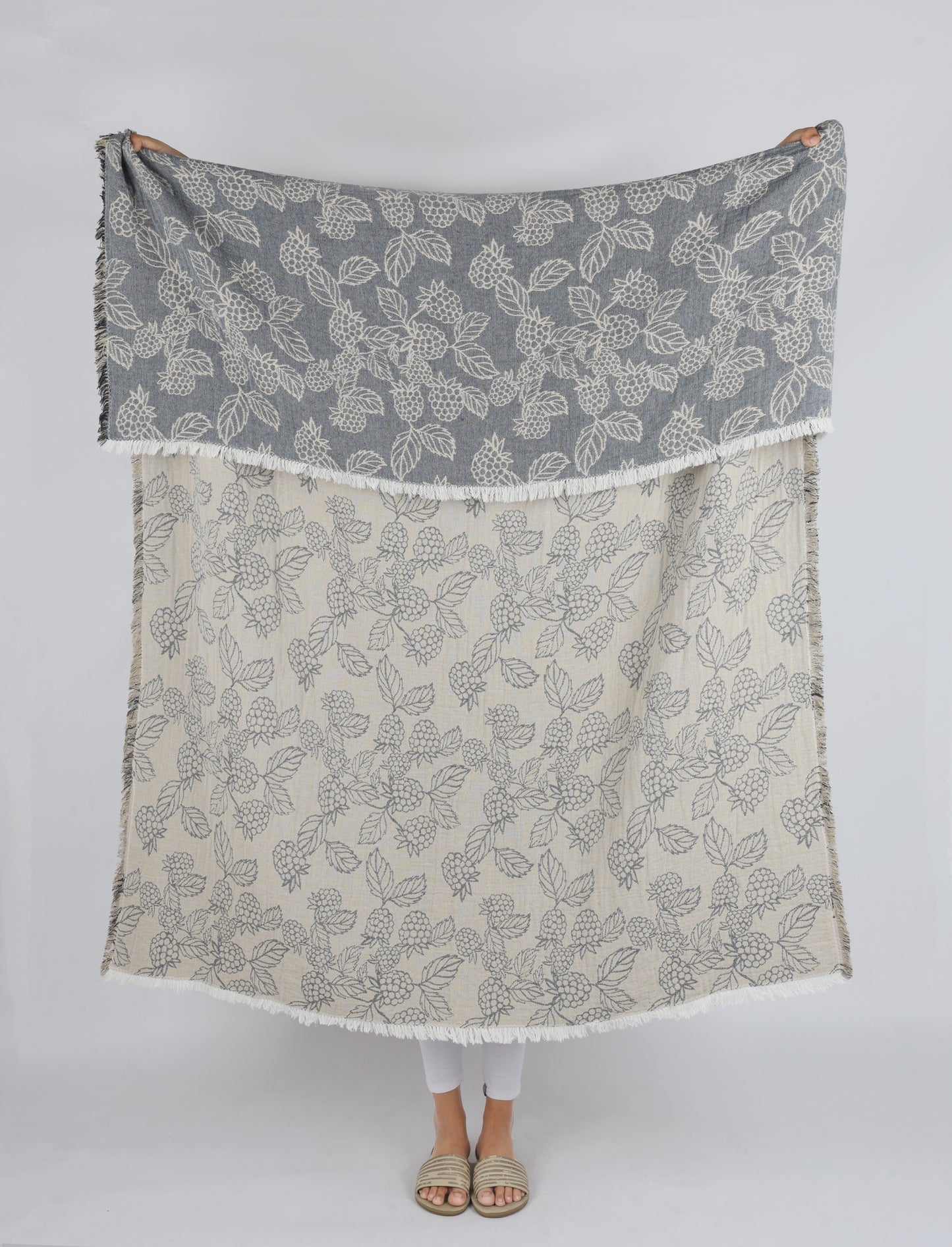 BERRY JACQUARD THROW BLUE