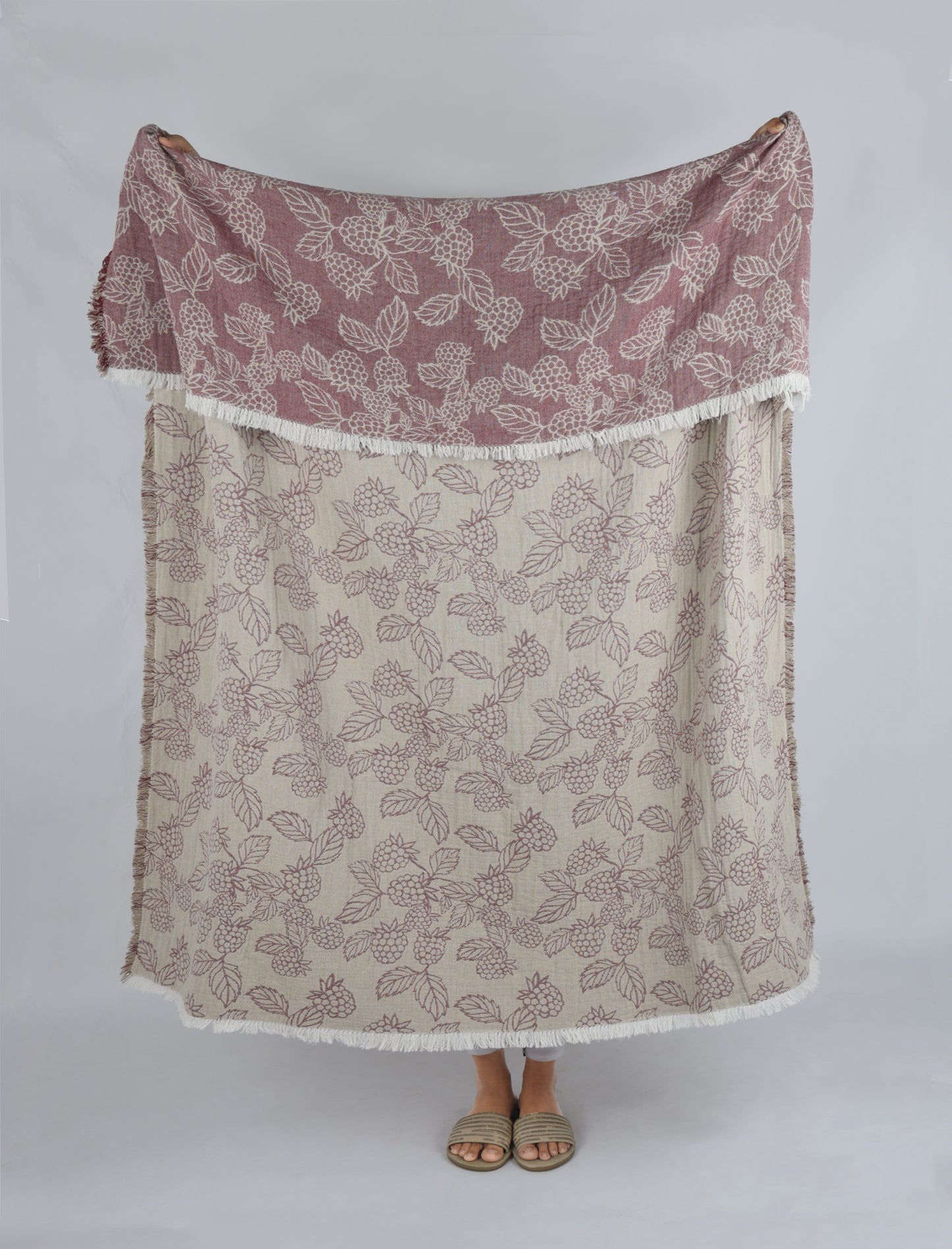 BERRY JACQUARD THROW RED